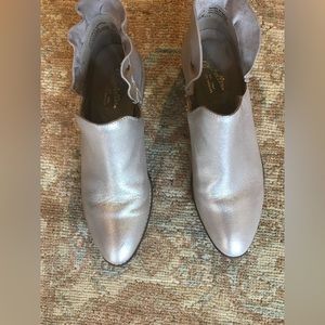 Seychelles by Anthropologie Gold Ruffle Ankle boots 9.5